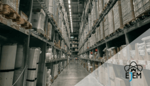 Armazém industrial organizado, essencial para o controle e a seleção eficiente de materiais na engenharia.

